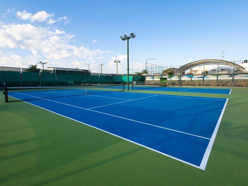 Canchas de tenis al aire libre en un club deportivo